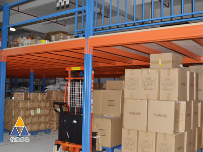 东莞货架厂的中型货架和仓储货架为您增加空间与工作的效率.png